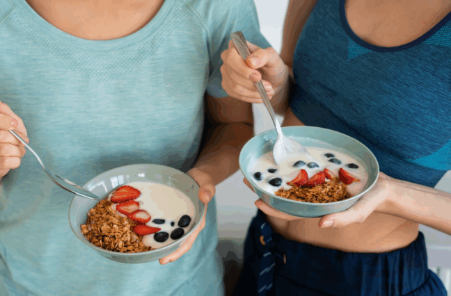 La alimentación es un pilar fundamental del rendimiento físico. Aún si no entrenas regularmente, para llevar una vida activa y saludable es necesario optar por alimentos que ofrezcan energía sostenida, buena digestión…