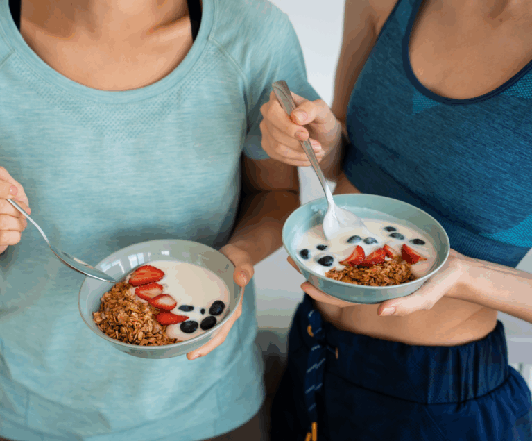 La alimentación es un pilar fundamental del rendimiento físico. Aún si no entrenas regularmente, para llevar una vida activa y saludable es necesario optar por alimentos que ofrezcan energía sostenida, buena digestión…