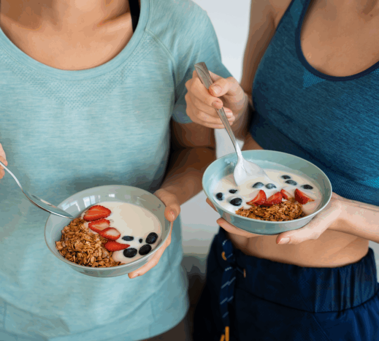 La alimentación es un pilar fundamental del rendimiento físico. Aún si no entrenas regularmente, para llevar una vida activa y saludable es necesario optar por alimentos que ofrezcan energía sostenida, buena digestión…