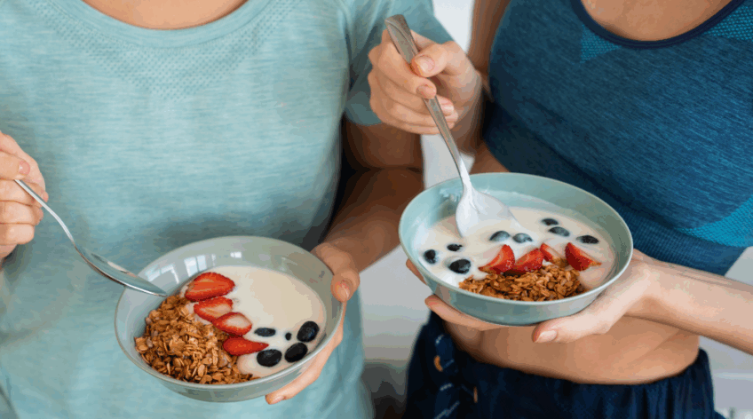 La alimentación es un pilar fundamental del rendimiento físico. Aún si no entrenas regularmente, para llevar una vida activa y saludable es necesario optar por alimentos que ofrezcan energía sostenida, buena digestión…