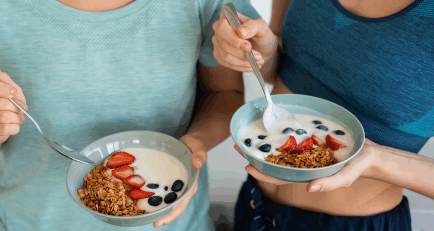 La alimentación es un pilar fundamental del rendimiento físico. Aún si no entrenas regularmente, para llevar una vida activa y saludable es necesario optar por alimentos que ofrezcan energía sostenida, buena digestión…