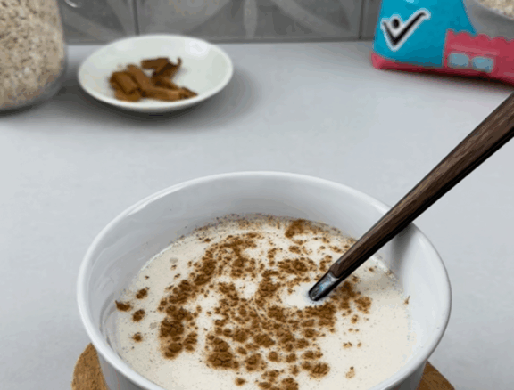 Delicioso atole mexicano con avena Vitao, perfecto solo o acompañado con pan artesanal.