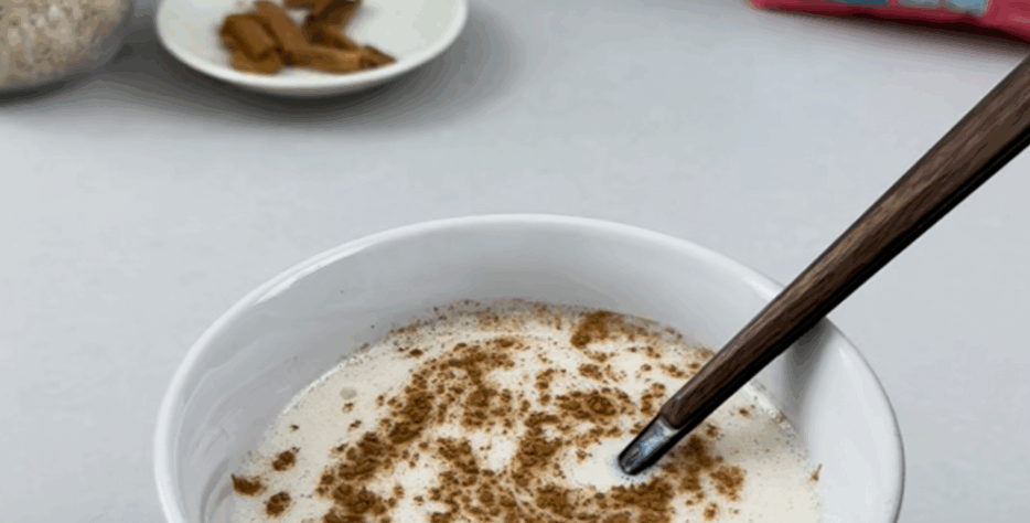 Delicioso atole mexicano con avena Vitao, perfecto solo o acompañado con pan artesanal.