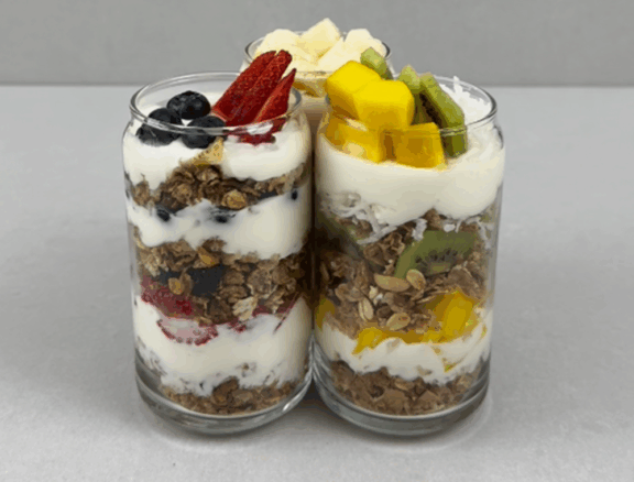Parfait de granola VitaGranola, una mezcla fresca de yogur, fruta y granola crujiente. Ideal para un desayuno ligero.