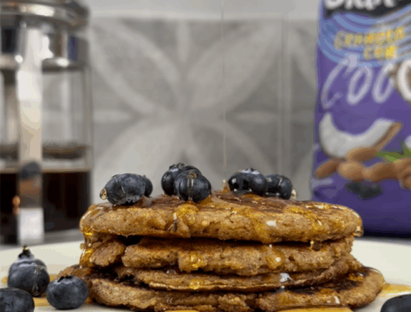 Pancakes de granola, fáciles de preparar e ideales para disfrutar al desayuno con tu bebida favorita.